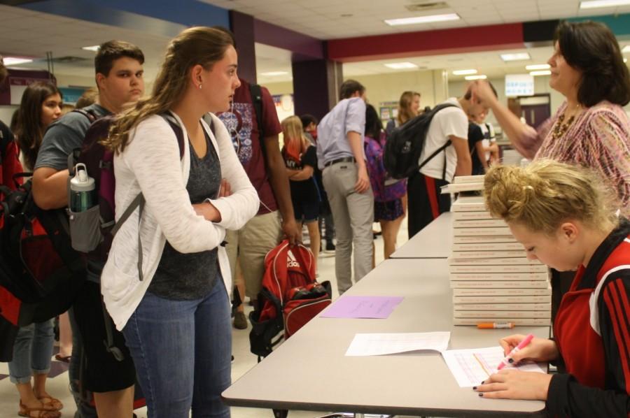 Students pick up 2014-15 yearbooks
