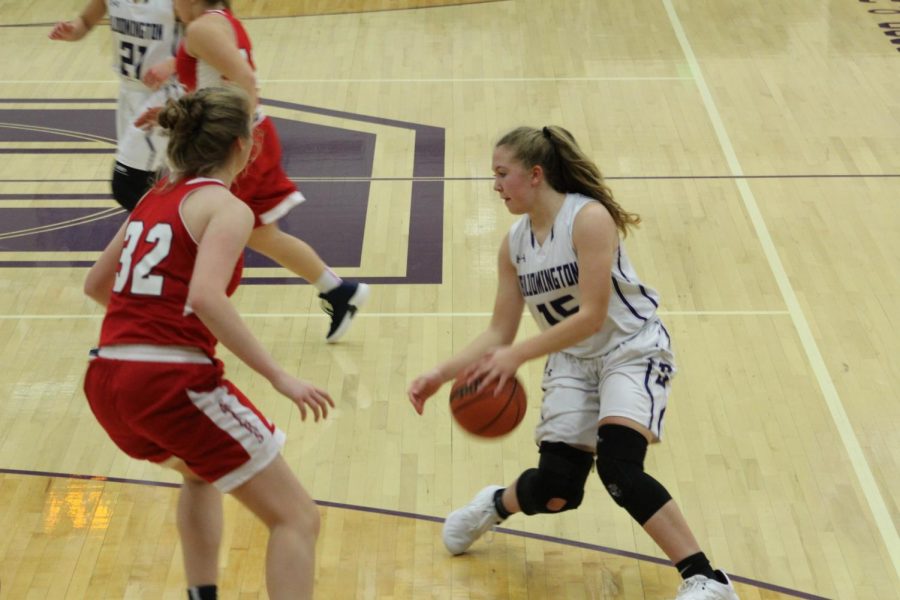 Junior Clara Voskuil (15) switches direction while dribbling the ball to juke out BNLs Madison Webb (32)