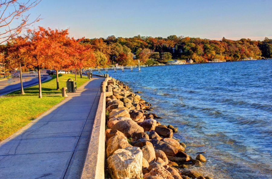 scenic path along Lake Geneva, Wisconsin (goodfreephotos)