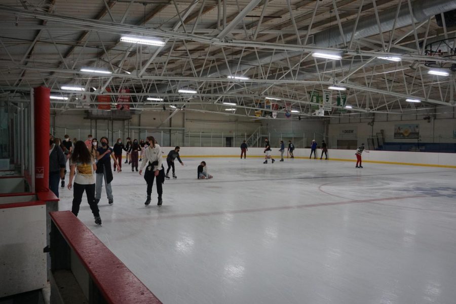 BHSS+students+go+ice+skating+before+winter+break.