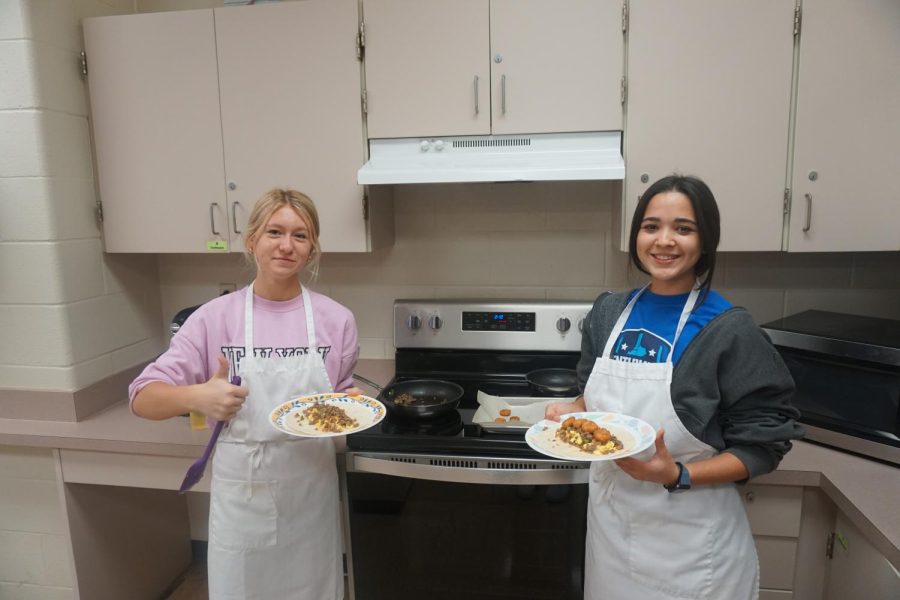 Sophomore Lydia Conder and junior Miranda Espinoza cook breakfast burritos in Jeana Kerrs foods class. 